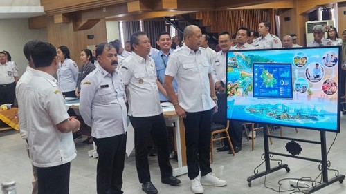 Bupati Karangasem, I Gusti Putu Parwata, bersama instansi terkait saat rakor penanggulangan kemiskinan sekaligus peluncuran Pepadu Karangasem di Wantilan Kantor Bupati Karangasem, Rabu (7/10/2026). (I Wayan Selamat Juniasa/detikBali)