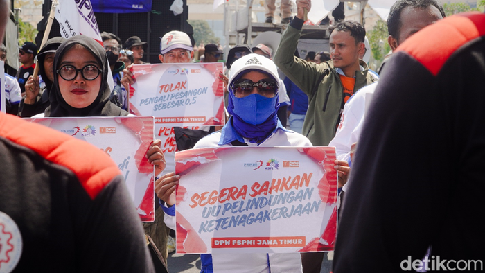 Buruh FSPMI menuntut pengesahan UU Pelindungan Ketenagakerjaan di Surabaya.