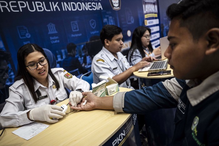 Tenaga kesehatan Puskesmas Ngesrep memeriksa gula darah warga pada pelaksanaan program cek kesehatan gratis (CKG) di Semarang, Jawa Tengah, Rabu (7/10/2026). Kementerian Kesehatan mencatat Program Cek Kesehatan Gratis (CKG) sebagai salah satu program unggulan pemerintahan Presiden Prabowo Subianto dan Wakil Presiden Gibran Rakabuming Raka dalam memperkuat deteksi serta penanganan masalah kesehatan sejak dini telah dimanfaatkan lebih dari 99,1 juta orang hingga September 2026. ANTARA FOTO/Aprillio Akbar
