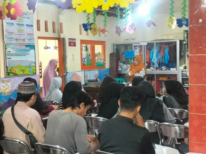 Cerita Rumdani, ia baru menempuh Paket C pada usia 52.