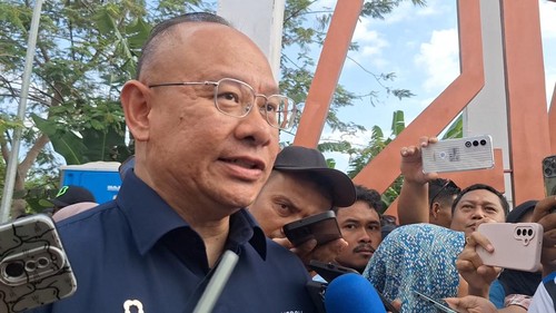 Chairman MotoGP Mandalika 2026, Troy Reza Warokka, saat diwawancarai wartawan di Teras Udayana, Rabu (7/10/2026). (Nathea Citra/detikBali)