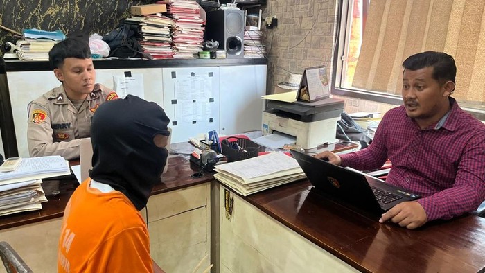 Adiyanto (46), pelaku curanmor di Mojokerto saat diperiks petugas