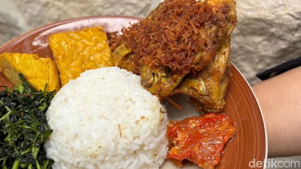 Dapur Mama Cafe: Ngeunah! Makan Seblak di dalam Rumah Mewah di Kemang
