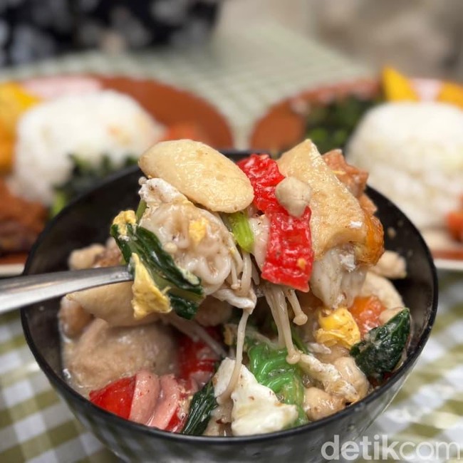 Fancy! Rumah Mewah Ini Jualan Seblak hingga Nasi Jukut di Pinggir Kolam