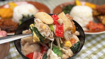 Fancy! Rumah Mewah Ini Jualan Seblak hingga Nasi Jukut di Pinggir Kolam