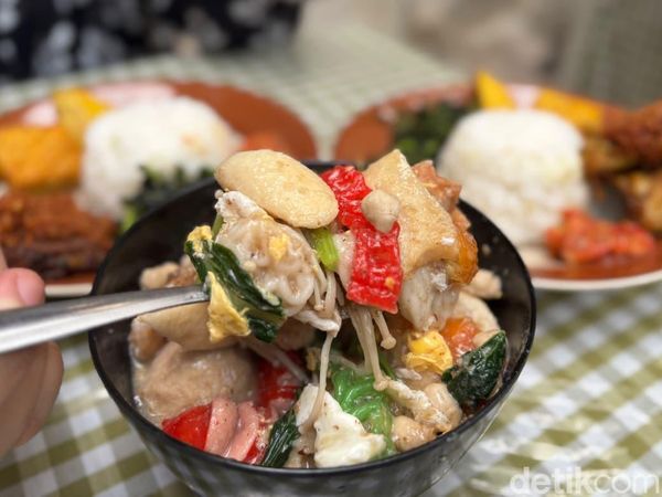 Fancy! Rumah Mewah Ini Jualan Seblak hingga Nasi Jukut di Pinggir Kolam