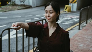 Go Min Si memerankan Yeon Ju, pegawai Spider Staffing Agency, yang bertugas merekrut para pegawai baru. Auranya ramah sehingga membuat banyak yakin buat bergabung. (Foto: dok. Netflix)