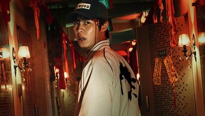 Hyeok Jun yang butuh pekerjaan dan uang tergiur dengan upah per jam 50 kali harga normal. Tapi dia gak nyangka kalau pekerjaan ini akan membawanya ke dalam sebuah situasi horor yang gak pernah terbayangkan. (Foto: dok. Netflix)
