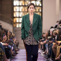 Putri John Travolta Ella Bleu Perdana Jadi Model di Paris Fashion Week