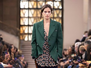 Putri John Travolta Ella Bleu Perdana Jadi Model di Paris Fashion Week