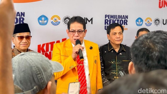 Dekan FMIPA Prof Suwardi Annas mendaftar di Pilrek UNM.