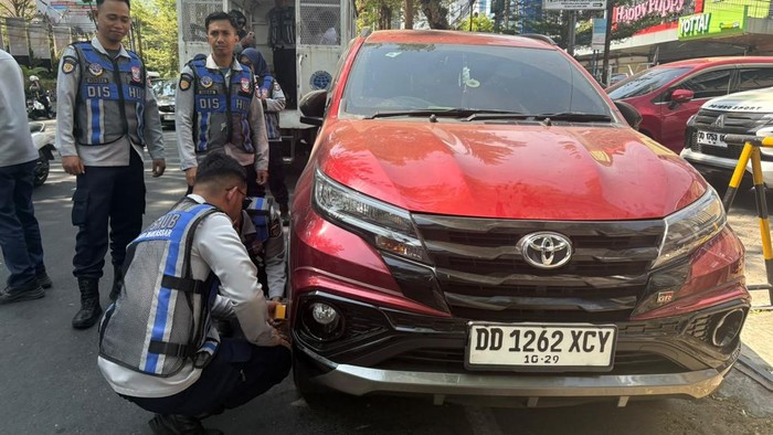 Dishub Makassar gembok mobil parkir bahu jalan.
