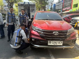 15 Mobil Parkir Bahu Jalan di Ratulangi-H Bau Makassar Digembok