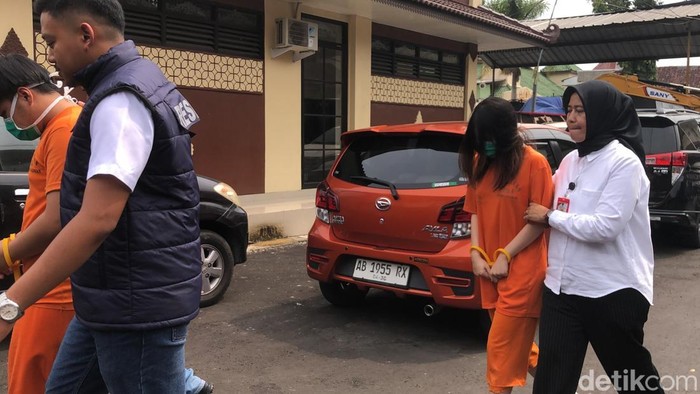 Dua tersangka pembuang bayi saat digelandang di Mapolresta Sleman, Rabu (7/10).