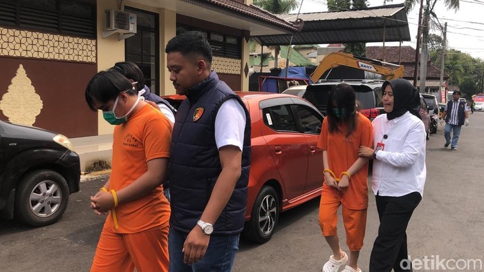 Dua tersangka pembuang bayi saat digelandang di Mapolresta Sleman, Rabu (7/10).