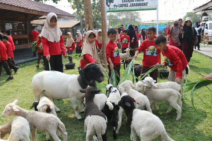 Edutrip murid SD di Lapas Kelas IIA Karawang, Jawa Barat pada Selasa (6/10/2026).