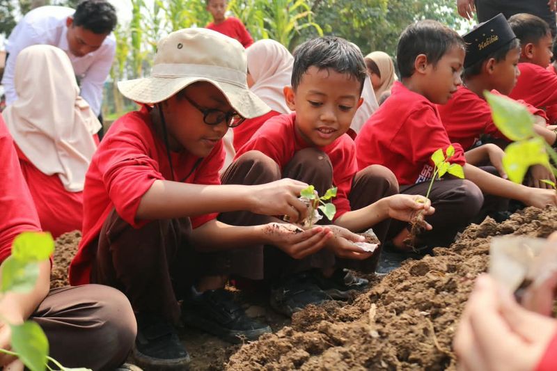 Edutrip murid SD di Lapas Kelas IIA Karawang, Jawa Barat pada Selasa (6/10/2026).