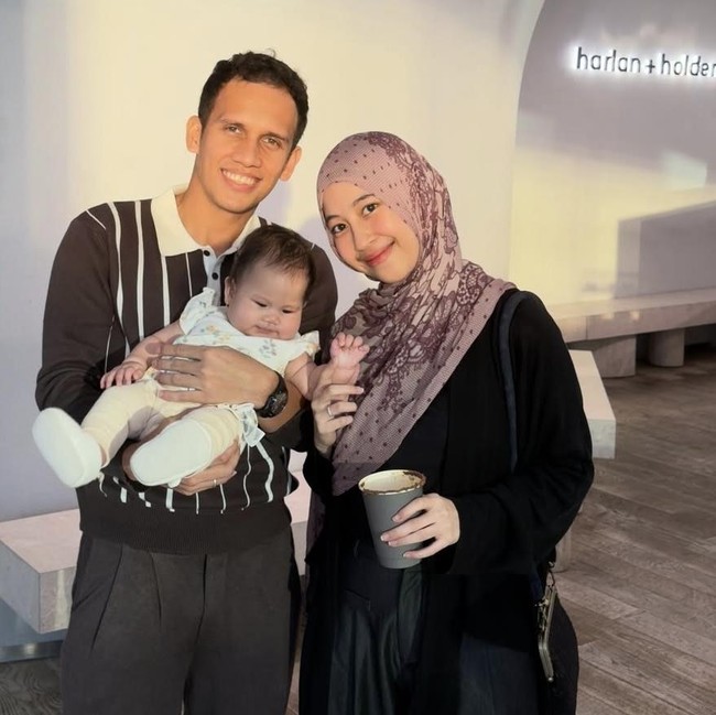 So Sweet! Manisnya Keluarga Kecil Egy Maulana Vikri Saat Kulineran Bareng