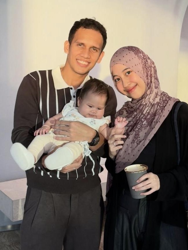 So Sweet! Manisnya Keluarga Kecil Egy Maulana Vikri Saat Kulineran Bareng