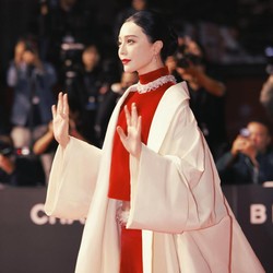 Pangling! Fan Bingbing Bergaun Merah di Festival Film Busan