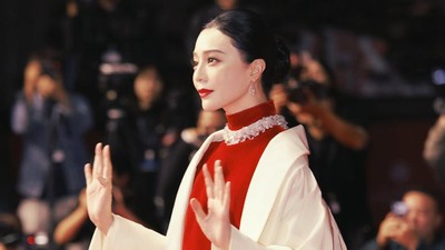 Pangling! Fan Bingbing Bergaun Merah di Festival Film Busan