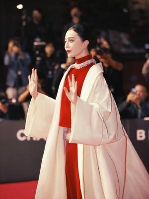 Pangling! Fan Bingbing Bergaun Merah di Festival Film Busan