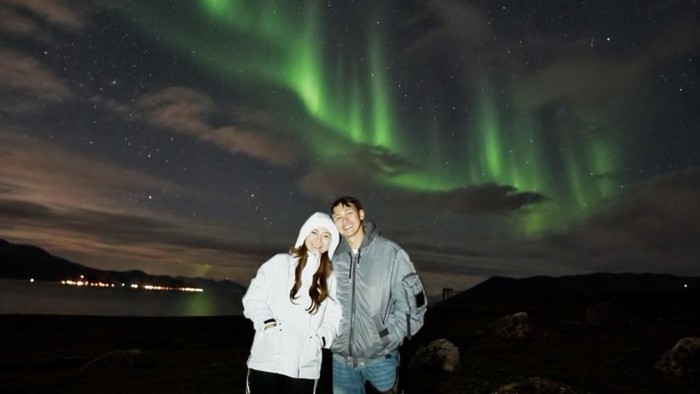 Felicya Angelista dan Caesar Hito lihat aurora.