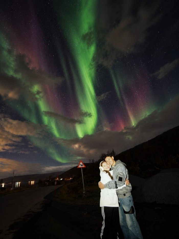 Felicya Angelista dan Caesar Hito lihat aurora.