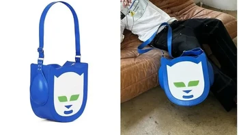 Napster kini jadi tas. Logo layanan berbagi musik yang sempat menghebohkan industri musik dunia itu disulap menjadi tas berwarna biru. Anak zaman streaming mungkin perlu Google dulu. Foto: via Boredpanda