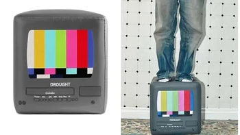 TV tabung kembali, tapi jangan cari remotnya. Bentuk televisi lawas lengkap dengan layar color bar ini ternyata sebuah bangku. Nostalgia sambil duduk santai. Foto: via Boredpanda