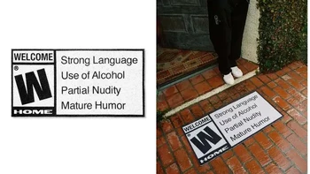 Keset rasa rating konten. Label peringatan ala rating game dan hiburan kini menyambut tamu di depan pintu. Isinya: bahasa kasar, alkohol, ketelanjangan parsial, dan humor dewasa. Tamu sudah diperingatkan! Foto: via Boredpanda