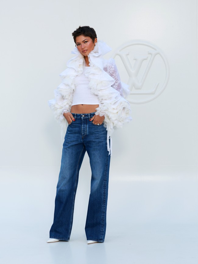 Alih-alih memakai busana baru, Zendaya mendaur-ulang dari penampilan sebelumnya. Atasan bolero ivory dengan ruffle dramatis yang dipakainya di premier ‘The Odyssey’ pada Juli lalu kali ini dipadukan dengan tank-top, jeans, dan pointed heels sebagai sentuhan akhir. From method dress queen to upcycle queen. (Foto: Getty Images for Louis Vuitton/Arnold Jerocki) Alih-alih memakai busana baru, Zendaya mendaur-ulang dari penampilan sebelumnya. Atasan bolero ivory dengan ruffle dramatis yang dipakainya di premier ‘The Odyssey’ pada Juli lalu kali ini dipadukan dengan tank-top, jeans, dan pointed heels sebagai sentuhan akhir. From method dress queen to upcycle queen. (Foto: Getty Images for Louis Vuitton/Arnold Jerocki)