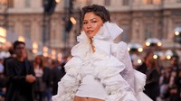 Hadiri Peragaan Louis Vuitton, Zendaya Daur Ulang Gaya di Premier The Odyssey