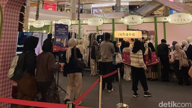 GLAMLOCAL Bazar busana dan hijab lokal kembali digelar bertajuk Glamlocal Warehouse Sale mulai dari 7-11 Oktober 2026 di Grand Atrium, Kota Kasablanka.