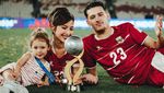 Para Hot Daddy Timnas Indonesia Bawa Anak ke Lapangan Rayakan Juara