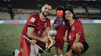 Jordi Amat membawa istrinya, Melissa Cardona, dan putra mereka Matias Amat Cardona foto bersama di tengah lapangan Stadion Utama Gelora Bung Karno. The best that I have! tulis Jordi dalam unggahan Instagram Story pribadinya, Selasa (6/10/2026). Foto: Instagram @jordiamat5