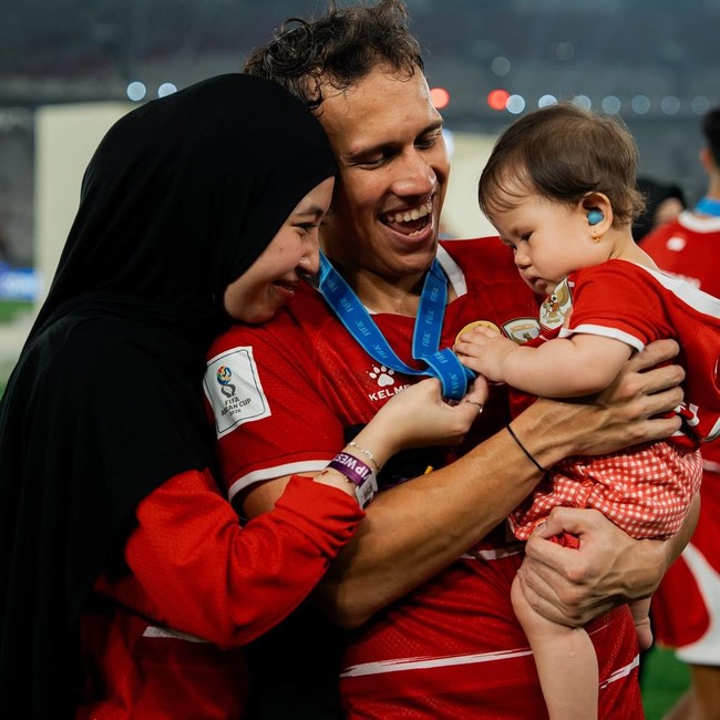 Para Hot Daddy Timnas Indonesia Bawa Anak ke Lapangan Rayakan Juara