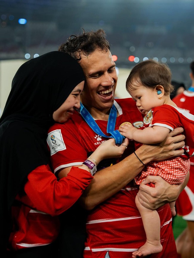 Para Hot Daddy Timnas Indonesia Bawa Anak ke Lapangan Rayakan Juara