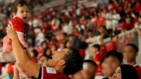 Pemain yang dianggap sebagai kunci kemenangan Timnas Indonesia atas Thailand ini, tertawa bahagia kala mengendong putrinya di Stadion Utama Gelora Bung Karno. Foto: Instagram @adiba.knza