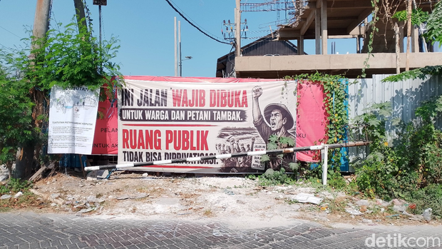 Jalan sebelah utara samping sungai menuju tambak, yang ditutup oleh PT. Taman Timur karena pembangunan. Jalan sebelah utara samping sungai menuju tambak, yang ditutup oleh PT. Taman Timur karena pembangunan.