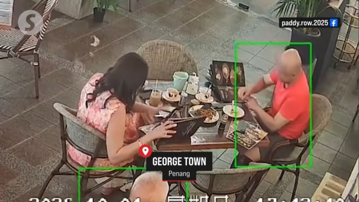 Jijik! Pasangan Ini Masukkan Bulu Dada ke Makanan karena Ogah Bayar