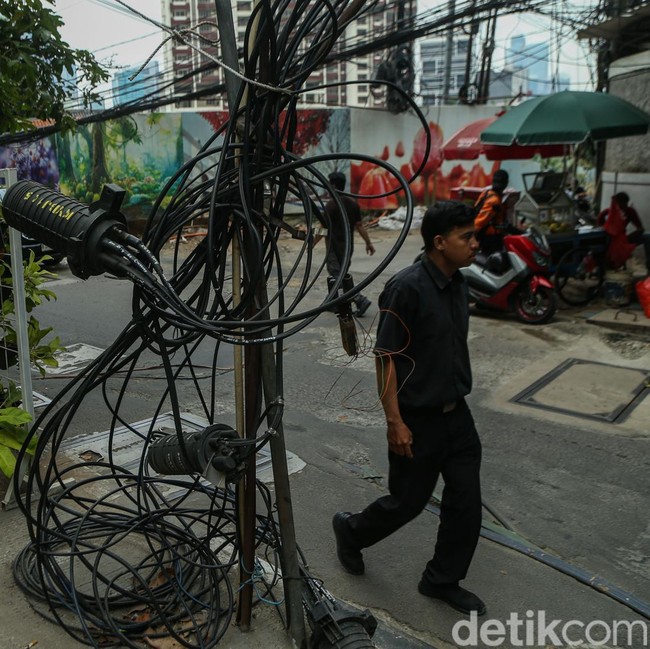 Kabel Semrawut di Kuningan Barat Ancam Keselamatan Pengguna Jalan