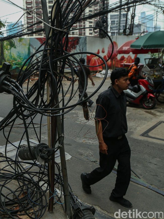 Kabel Semrawut di Kuningan Barat Ancam Keselamatan Pengguna Jalan