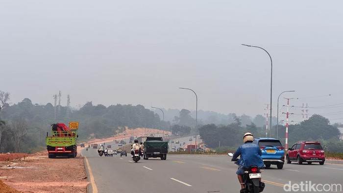 Kondisi kabut asap menyelimuti sejumlah wilayah di Kota Batam, Kepulauan Riau.