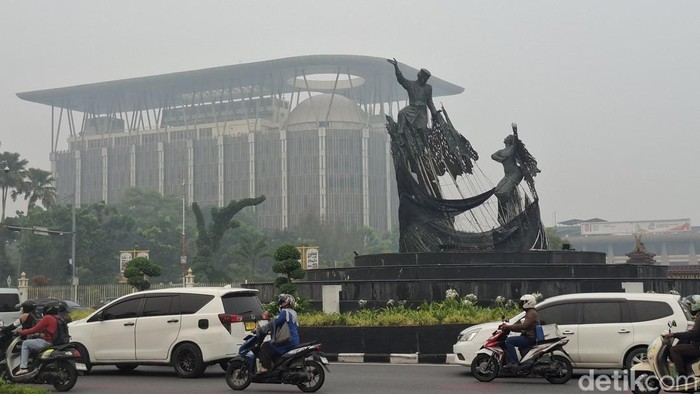 Kabut asap pekat di depan Kantor Gubernur Riau.
