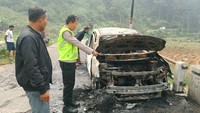 Duarr! Mobil Wisatawan Meledak dan Habis Terbakar di Dieng