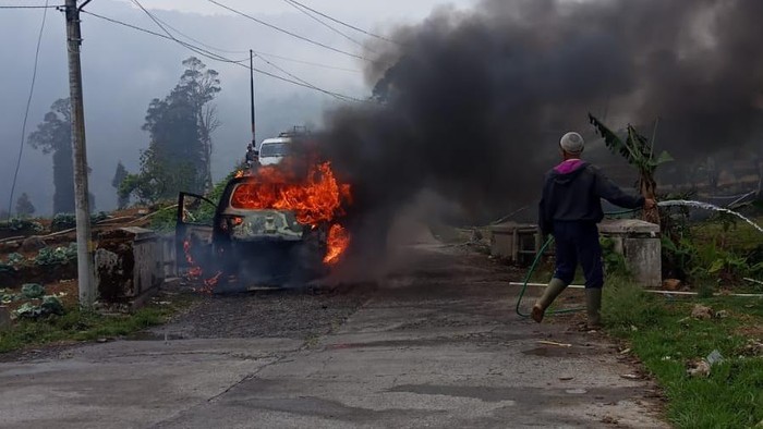Penampakan mobil Grand Livina yang terbakar di Jalan Raya Dukuh Kayu Abang, Desa Gerlang, Kecamatan Blado, Batang, Rabu (7/10/2026).