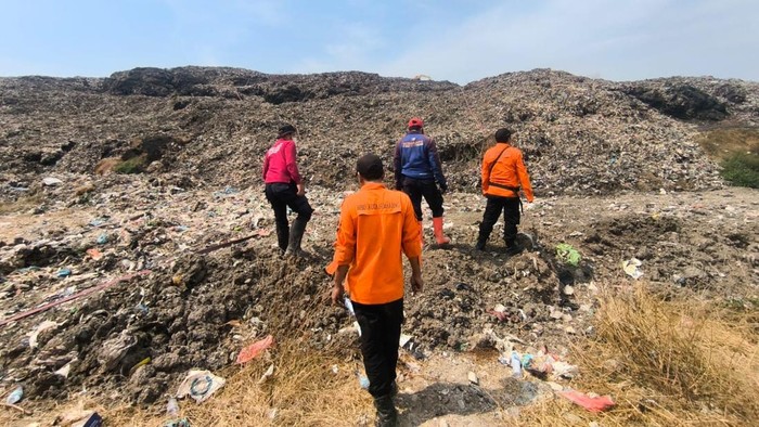 TPA Jatibarang masih sisakan asap tipis, Rabu (7/10/2026).