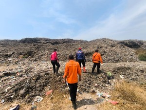 Kebakaran TPA Jatibarang Sisakan Asap Tipis, Ekskavator Ikut Urai