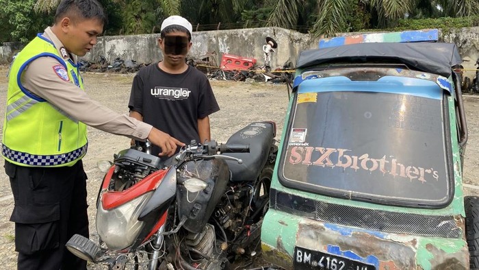 Tersangka saat ditangkap bersama barang bukti betor (dok. Polres Madina)